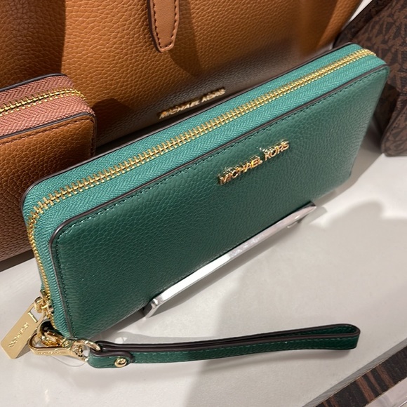 Michael Kors Jet Set Travel Large Travel CONTINENTAL 
Fern Green NWT - Picture 4 of 16